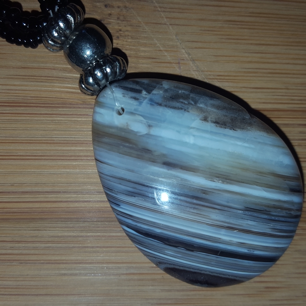Agate pendant necklace